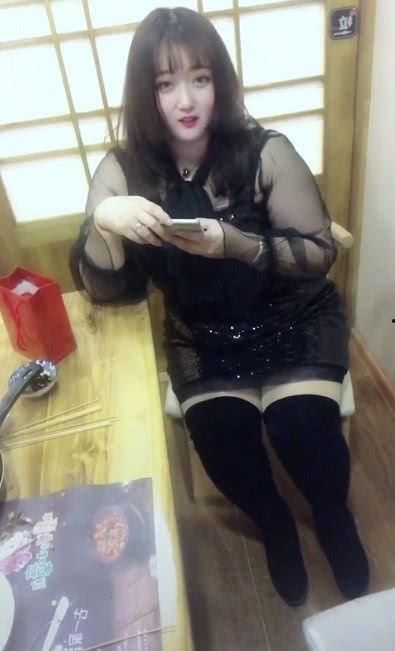 小姐姐吃肥瓜视频,小姐姐的甜蜜诱惑瞬间