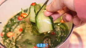 吃瓜沾酱的视频素材,揭秘视频背后的趣味与魅力