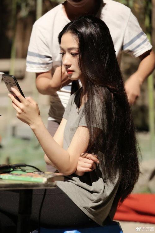 陈祎上海校花吃瓜视频在线观看,校园生活趣味瞬间大揭秘