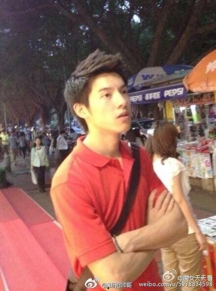 摆地摊帅哥吃瓜视频,吃瓜视频引网友热议