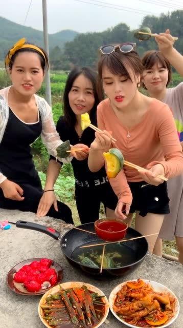 四位美女吃瓜视频大全,笑料百出，欢乐无限